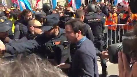 Tensa discusión de Alberto Garzón y Rafa Mayoral con la Policía en la protesta de los trabajadores de Alcoa en el Congreso