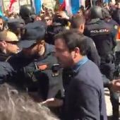 Tensa discusión de Alberto Garzón y Rafa Mayoral con la Policía en la protesta de los trabajadores de Alcoa en el Congreso