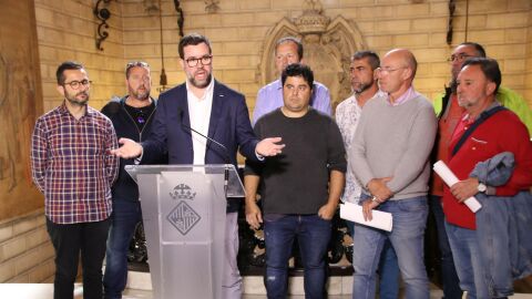 Antoni Noguera, junto a representantes del Comit&eacute; de Empresa de la EMT. 