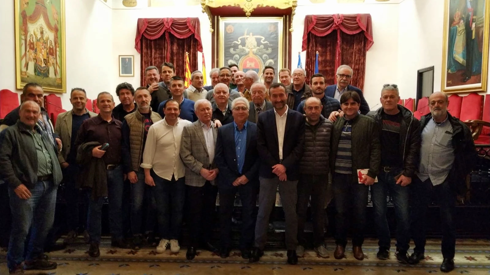 El Salón de Plenos del Ayuntamiento de Elche se llenó en el merecido reconocimiento a Enrique Cervera. FÚTBOL