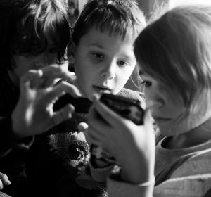 Niños con smartphones Niños con smartphones