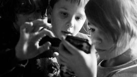 Niños con smartphones Niños con smartphones