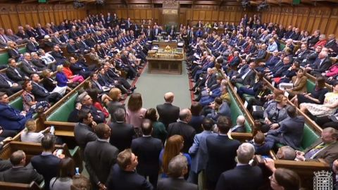 Captura de un v&iacute;deo facilitada por la Unidad de Grabaci&oacute;n del Parlamento del Reino Unido que muestra una votaci&oacute;n sobre el Brexit en el Parlamento en Londres