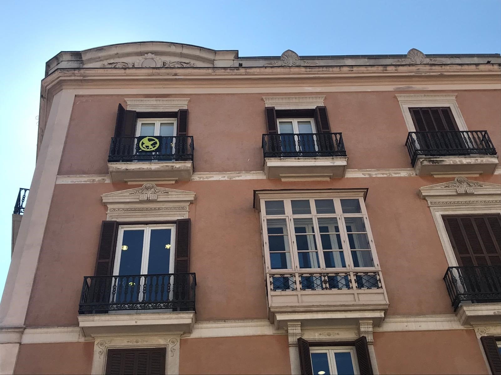 MÉS per Mallorca sustituye el lazo amarillo del Parlament por el 'sinsajo' de 'Los Juegos del Hambre' MÉS per Mallorca sustituye el lazo amarillo del Parlament por el 'sinsajo' de 'Los Juegos del Hambre'