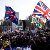 Manifestantes pro "brexit" participan en una protesta en el exterior del Parlamento en Londres 