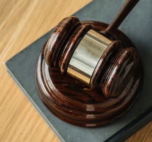 El mazo de un juez en un tribunal El mazo de un juez en un tribunal