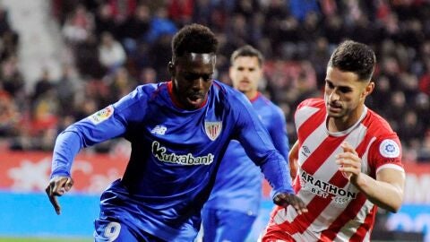 I&ntilde;aki Williams conduce el bal&oacute;n en el partido frente al Girona