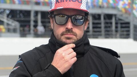 Fernando Alonso, con gesto serio