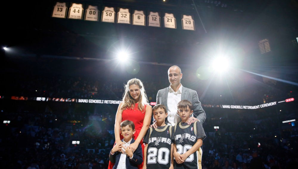 Ginobili, junto a su familia, con su camiseta colgada en lo alto del pabellón de los Spurs