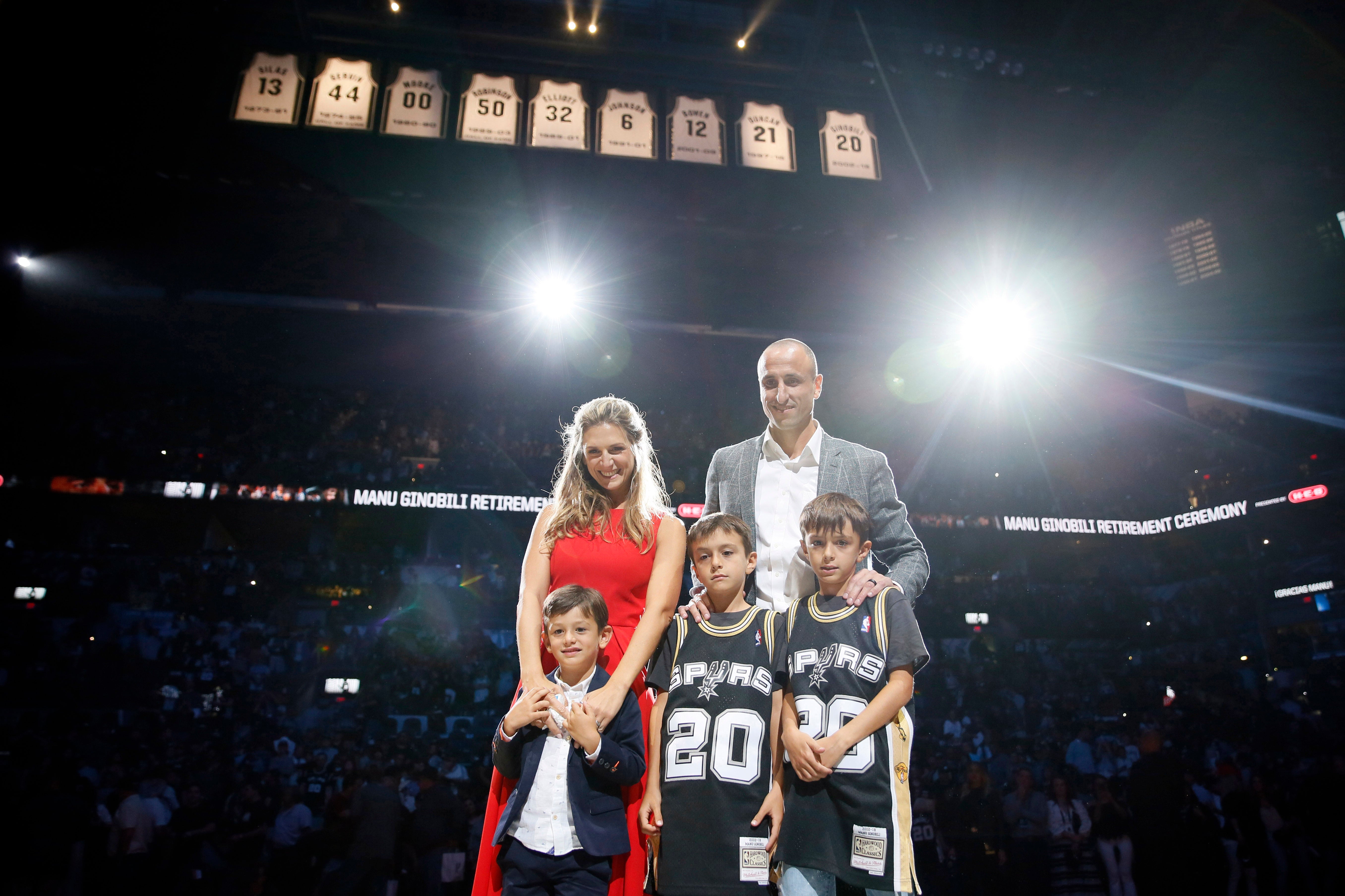 Los San Antonio Spurs retiran la camiseta de Manu Ginobili: "Gracias por estar conmigo en este viaje" Los San Antonio Spurs retiran la camiseta de Manu Ginobili: "Gracias por estar conmigo en este viaje"