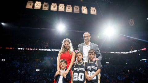 Ginobili, junto a su familia, con su camiseta colgada en lo alto del pabell&oacute;n de los Spurs