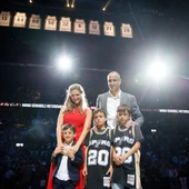 Ginobili, junto a su familia, con su camiseta colgada en lo alto del pabellón de los Spurs Ginobili, junto a su familia, con su camiseta colgada en lo alto del pabellón de los Spurs