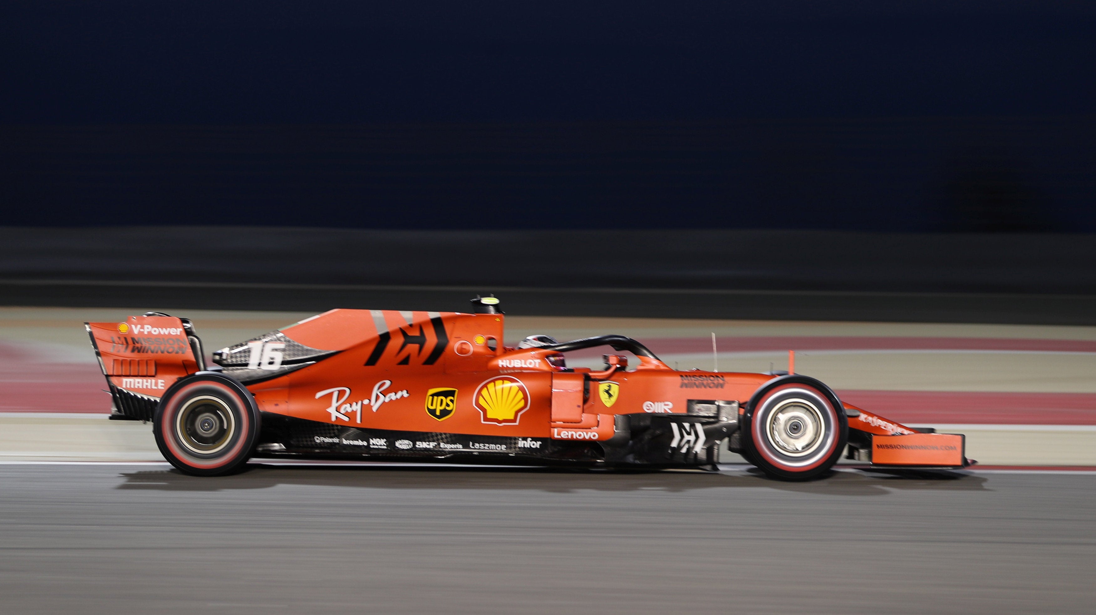Leclerc logra su primera pole por delante de Vettel y Hamilton en Baréin con Sainz 7º Leclerc logra su primera pole por delante de Vettel y Hamilton en Baréin con Sainz 7º