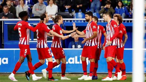 Los jugadores del Atl&eacute;tico de Madrid celebran el gol de Diego Costa ante el Alav&eacute;s