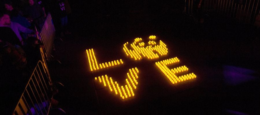 Mosaico de velas colocado en la calle Bailén de Madrid en la que se puede leer 'Love' Mosaico de velas colocado en la calle Bailén de Madrid en la que se puede leer 'Love'