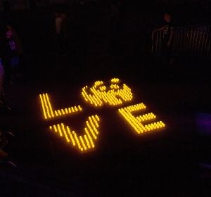 Mosaico de velas colocado en la calle Bailén de Madrid en la que se puede leer 'Love' Mosaico de velas colocado en la calle Bailén de Madrid en la que se puede leer 'Love'