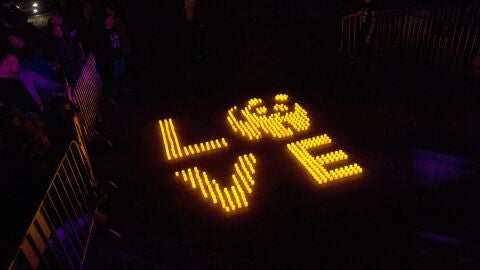 Mosaico de velas colocado en la calle Bail&eacute;n de Madrid en la que se puede leer 'Love'