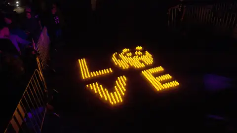 Mosaico de velas colocado en la calle Bailén de Madrid en la que se puede leer 'Love' Mosaico de velas colocado en la calle Bailén de Madrid en la que se puede leer 'Love'