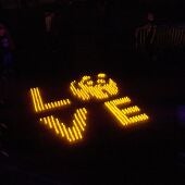 Mosaico de velas colocado en la calle Bailén de Madrid en la que se puede leer 'Love'