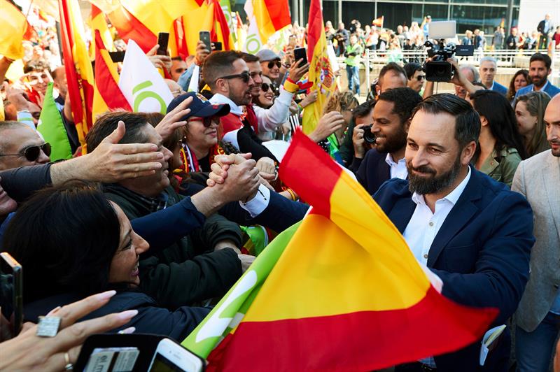Las preguntas de Amón: "Dice Abascal que la dictadura progre-separatista nos oprime desde hace 40 años, ¿va a traernos él las libertades del franquismo? Las preguntas de Amón: "Dice Abascal que la dictadura progre-separatista nos oprime desde hace 40 años, ¿va a traernos él las libertades del franquismo?