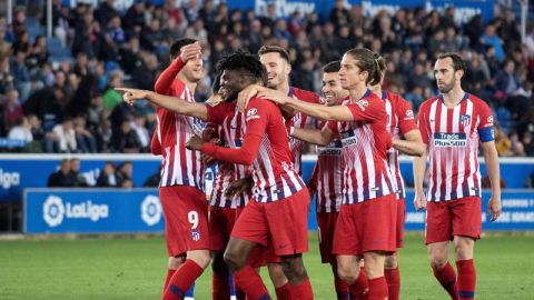 Los jugadores del Atl&eacute;tico celebran el gol de Thomas