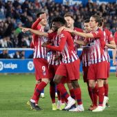 Los jugadores del Atlético celebran el gol de Thomas