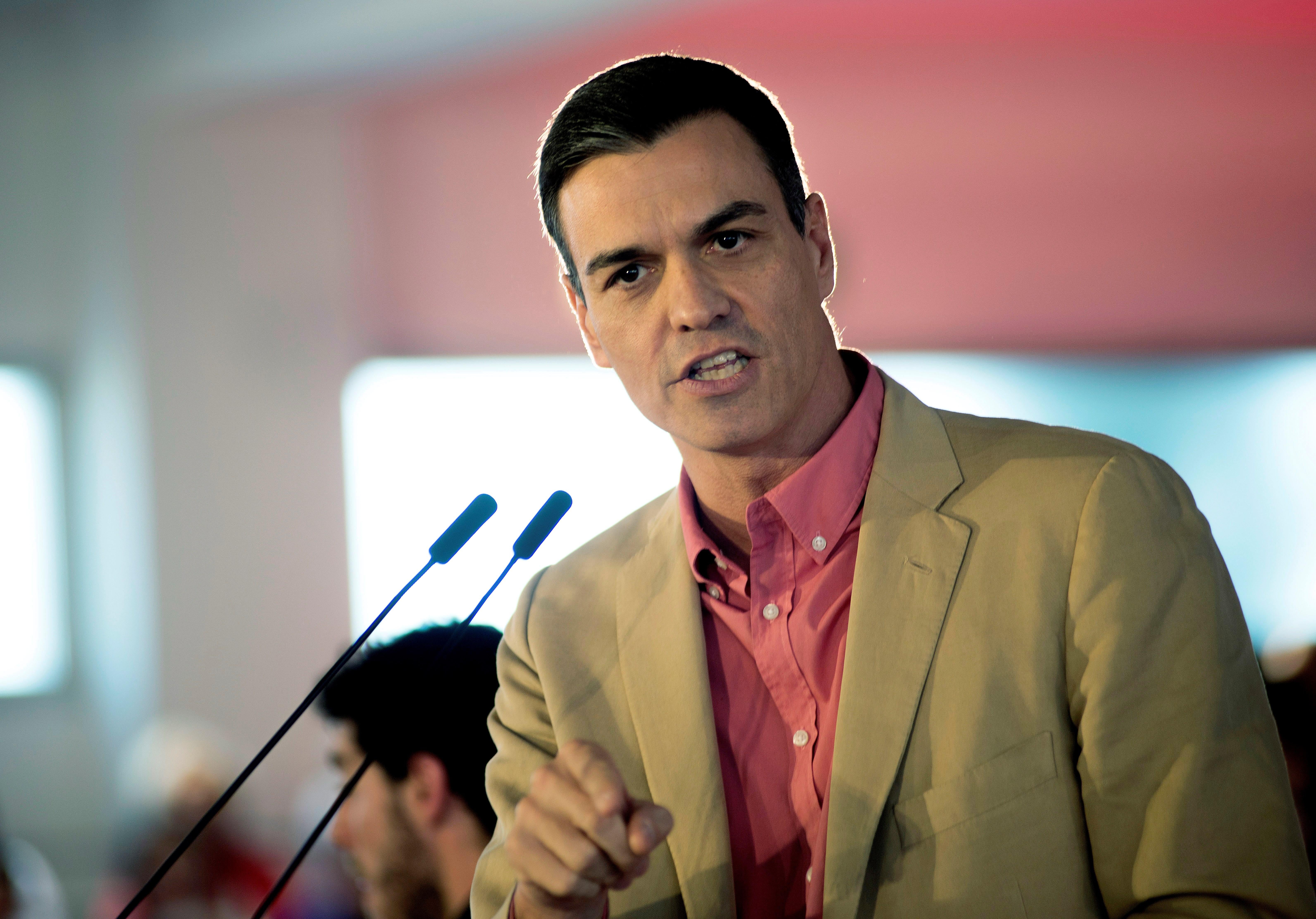 Sánchez defiende la labor de Iceta frente al independentismo: "Ha hecho muchas cosas. Gracias" Sánchez defiende la labor de Iceta frente al independentismo: "Ha hecho muchas cosas. Gracias"