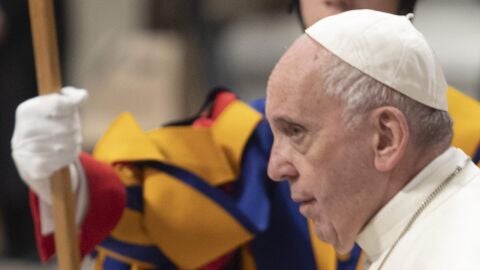 El papa Francisco durante una celebraci&oacute;n penitencial en la bas&iacute;lica de San Pedro