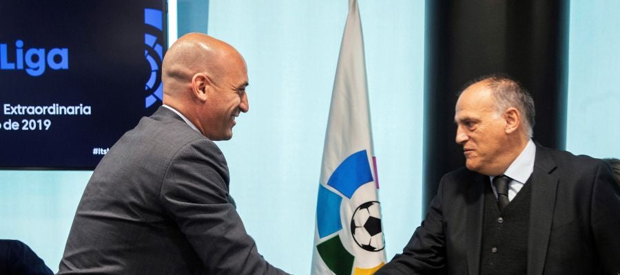 Rubiales y Tebas se dan la mano Rubiales y Tebas se dan la mano