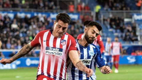 Gim&eacute;nez (Atl&eacute;tico de Madrid) pelea un bal&oacute;n con Rub&eacute;n Duarte (Alav&eacute;s)