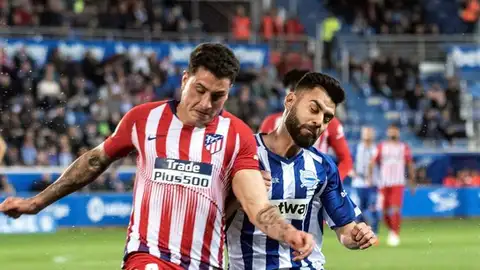 Giménez (Atlético de Madrid) pelea un balón con Rubén Duarte (Alavés) Giménez (Atlético de Madrid) pelea un balón con Rubén Duarte (Alavés)