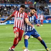 Giménez (Atlético de Madrid) pelea un balón con Rubén Duarte (Alavés)