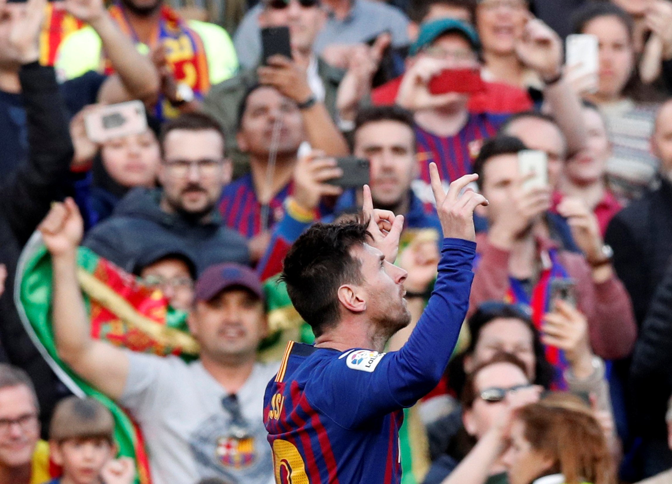 Un doblete de Messi decide el derbi contra el Espanyol y acerca al Barça al título Un doblete de Messi decide el derbi contra el Espanyol y acerca al Barça al título