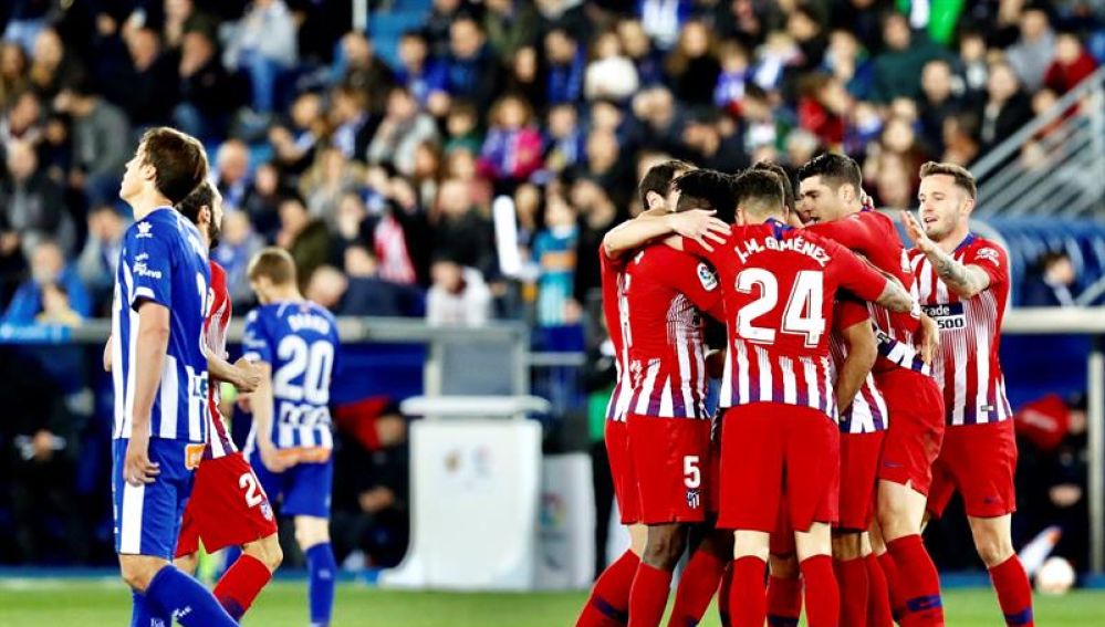 Los jugadores del Atlético de Madrid celebran un gol ante el Alavés