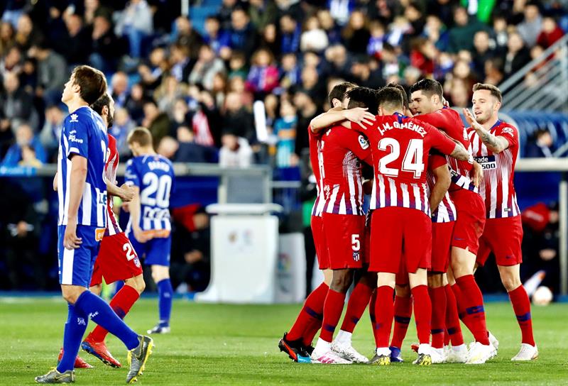 Cómoda goleada del Atlético de Madrid ante el Alavés que mantiene a los de Simeone en la lucha por la Liga Cómoda goleada del Atlético de Madrid ante el Alavés que mantiene a los de Simeone en la lucha por la Liga