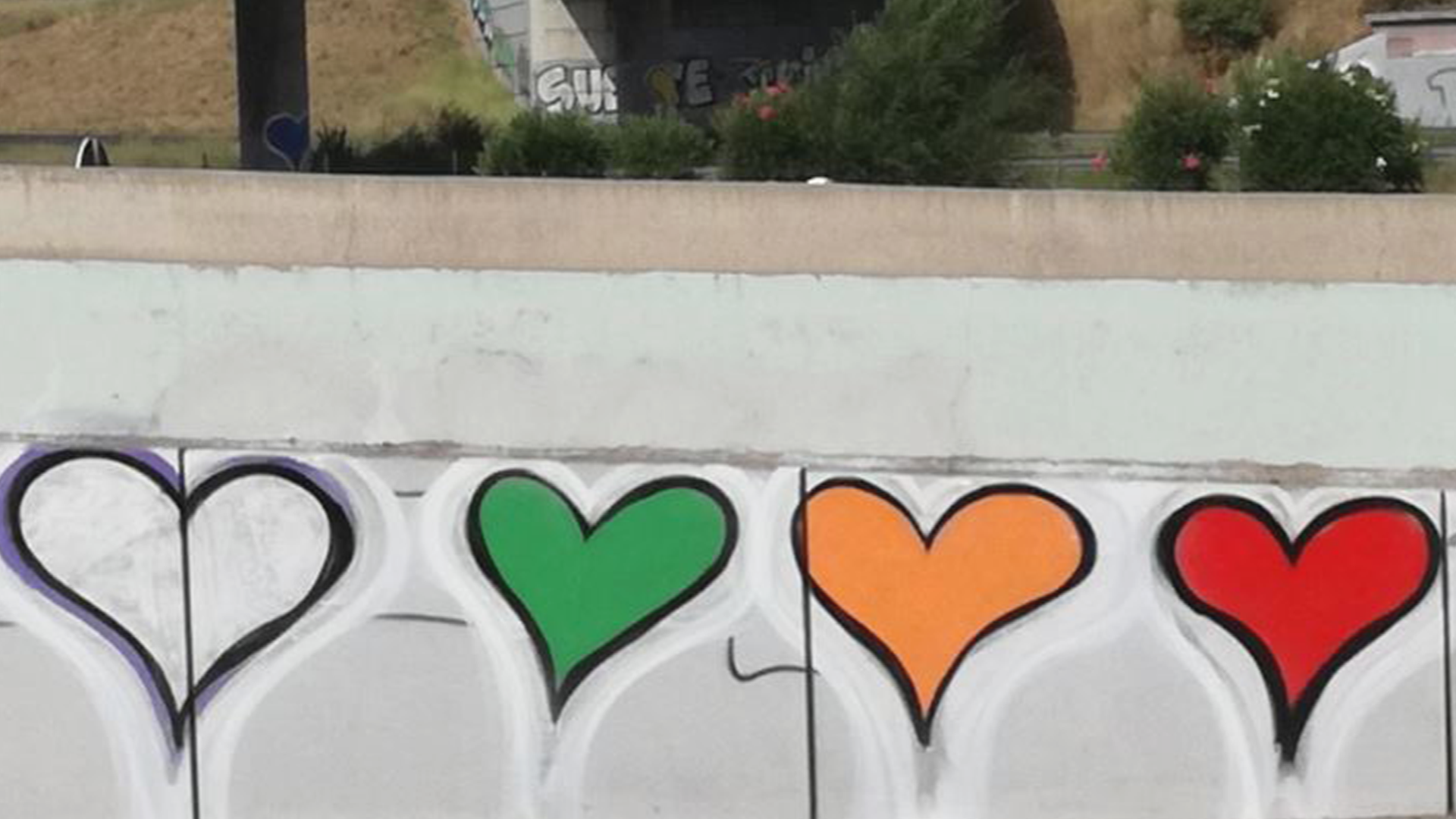 Detenida la grafitera 'Love', autora de los corazones de colores de la M-30 Detenida la grafitera 'Love', autora de los corazones de colores de la M-30