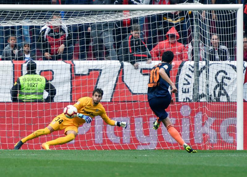 El Valencia golpea al Sevilla y se reengancha a lucha por la 'Champions' El Valencia golpea al Sevilla y se reengancha a lucha por la 'Champions'