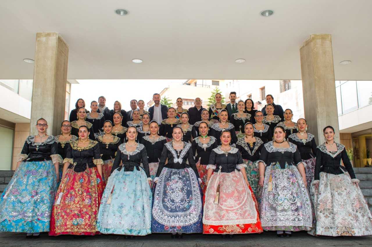 Las 53 candidatas a Reina y Damas de las fiestas de Elche son recibidas formalmente en el Ayuntamiento Las 53 candidatas a Reina y Damas de las fiestas de Elche son recibidas formalmente en el Ayuntamiento