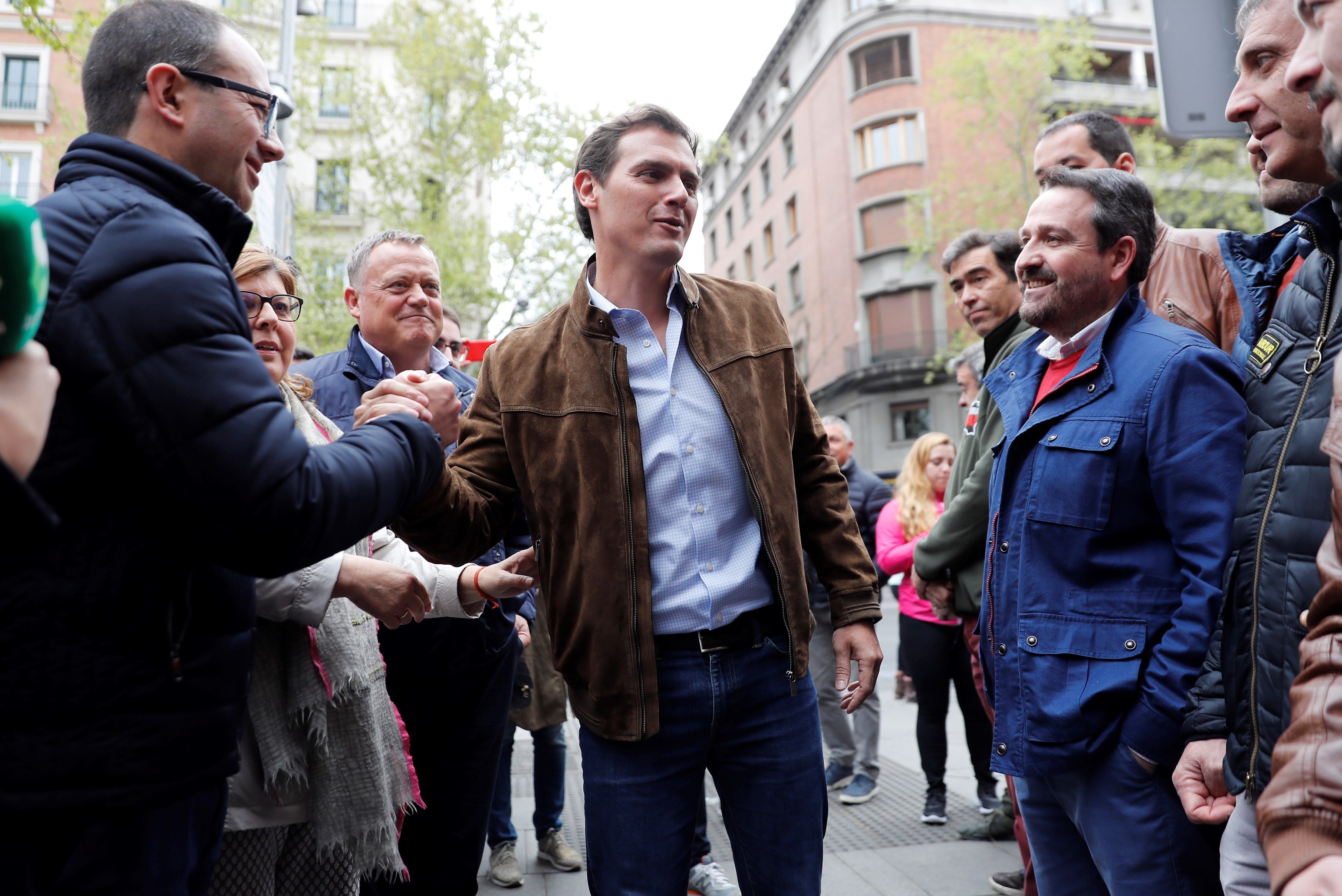 Rivera pide la dimisión y el cese de Iceta: "Es inaceptable que el PSOE acepte un referéndum de independencia" Rivera pide la dimisión y el cese de Iceta: "Es inaceptable que el PSOE acepte un referéndum de independencia"