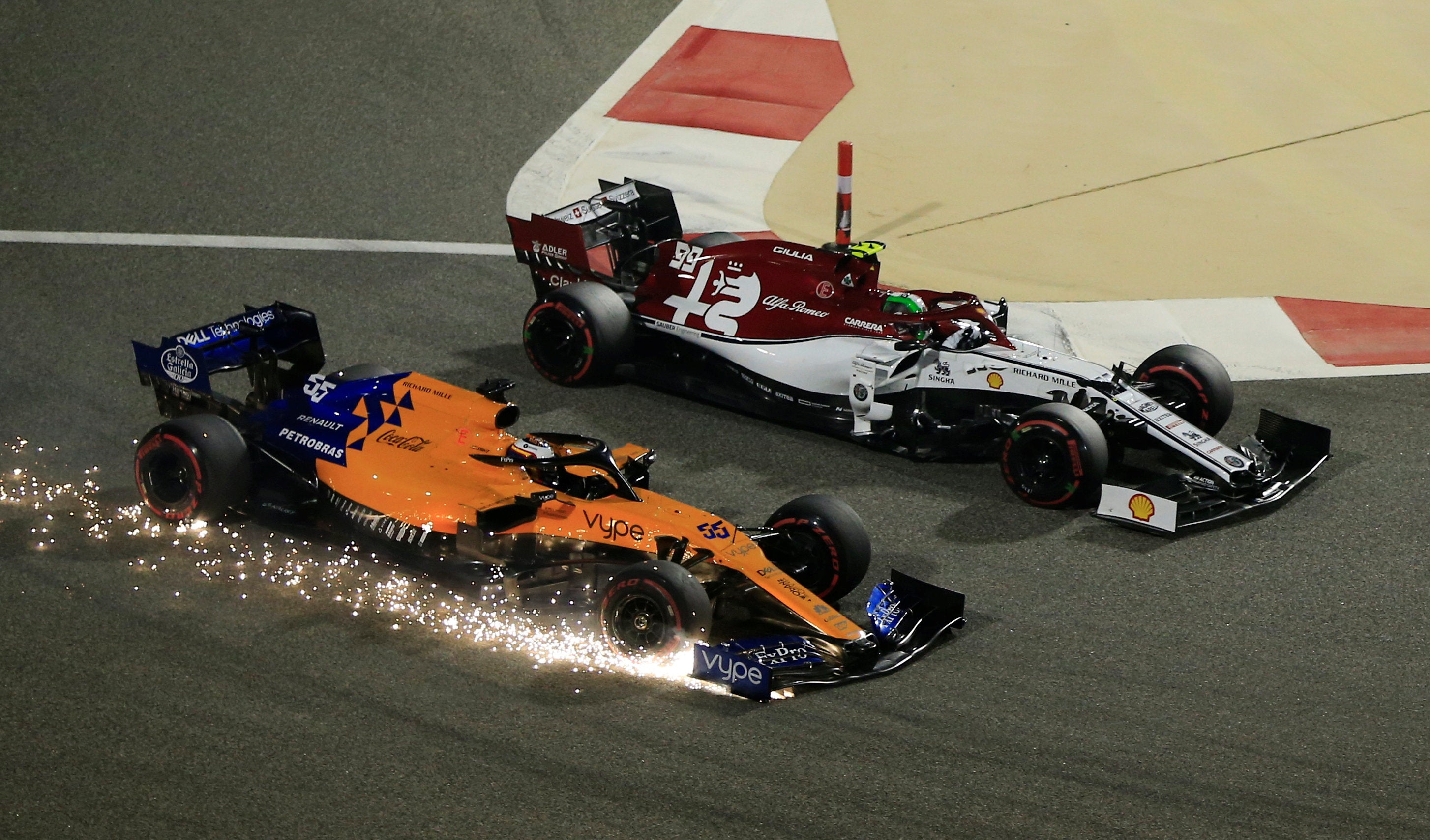 Carlos Sainz: "Con la leche que me he dado con Verstappen lo normal es que hubiéramos pinchado los dos" Carlos Sainz: "Con la leche que me he dado con Verstappen lo normal es que hubiéramos pinchado los dos"