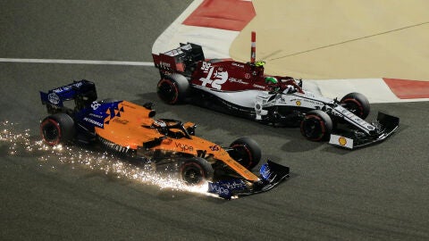 Carlos Sainz, en el momento de su aver&iacute;a en el aler&oacute;n delantero