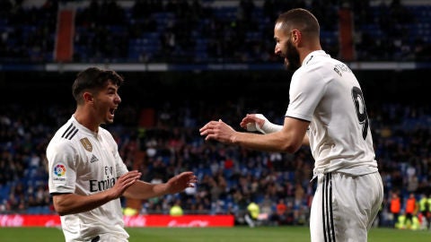 Brahim D&iacute;az celebra con Benzema uno de sus goles contra el Huesca