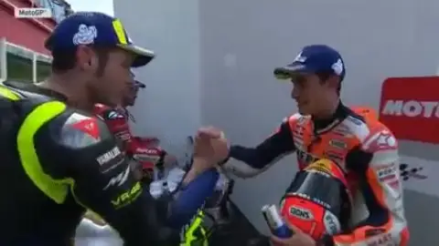 Rossi y Márquez se dan la mano tras el GP de Argentina Rossi y Márquez se dan la mano tras el GP de Argentina