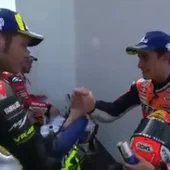 Rossi y Márquez se dan la mano tras el GP de Argentina Rossi y Márquez se dan la mano tras el GP de Argentina