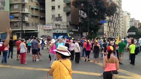 Un grupo de ciudadanos protesta en Caracas (Venezuela) por los apagones
