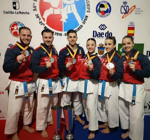 Los campeones de Europa de kata posan con sus medallas Los campeones de Europa de kata posan con sus medallas