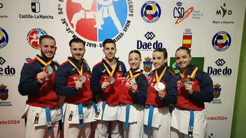 Los campeones de Europa de kata posan con sus medallas Los campeones de Europa de kata posan con sus medallas