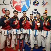 Los campeones de Europa de kata posan con sus medallas