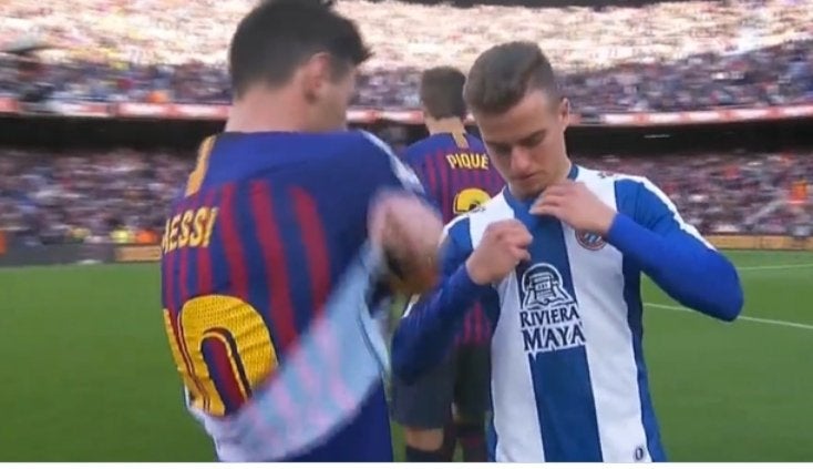 Adriá Pedrosa, amenazado e insultado por cambiarse la camiseta con Messi tras el derbi contra el Barcelona Adriá Pedrosa, amenazado e insultado por cambiarse la camiseta con Messi tras el derbi contra el Barcelona