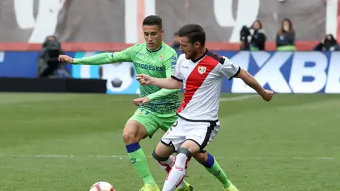 El jugador del Rayo Vallecano, Roberto Román disputa el balón con el jugador del Real Betis, Cristian Tello El jugador del Rayo Vallecano, Roberto Román disputa el balón con el jugador del Real Betis, Cristian Tello